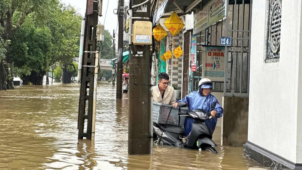 Người dân gặp khó khăn khi di chuyển qua vùng nước ngập sâu
