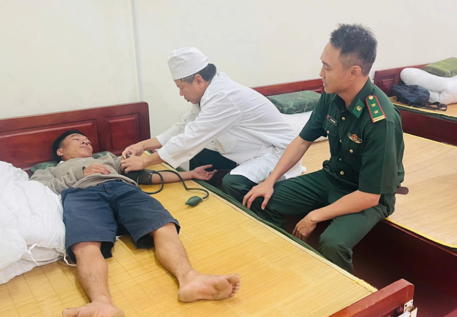 Quân y Đồn Biên phòng Nhật Lệ chăm sóc y tế cho các thuyền viên. Ảnh: Hoài Nam