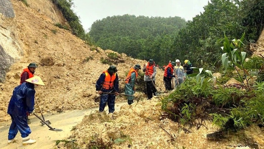Sạt lở Đường Hồ Chí Minh tại dốc A5, xã A Lưới 4 khiến giao thông tê liệt.
