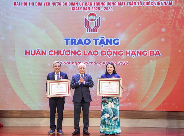 Thừa ủy quyền của Chủ tịch nước, ông Đỗ Văn Chiến tặng thưởng Huân chương Lao động hạng Ba cho bà Nguyễn Thị Thu Hà, Ủy viên Trung ương Đảng, Phó Chủ tịch - Tổng Thư ký Ủy ban Trung ương Mặt trận Tổ quốc Việt Nam; ông Nguyễn Văn Thịnh, nguyên Phó Bí thư Thường trực Đảng ủy Cơ quan.