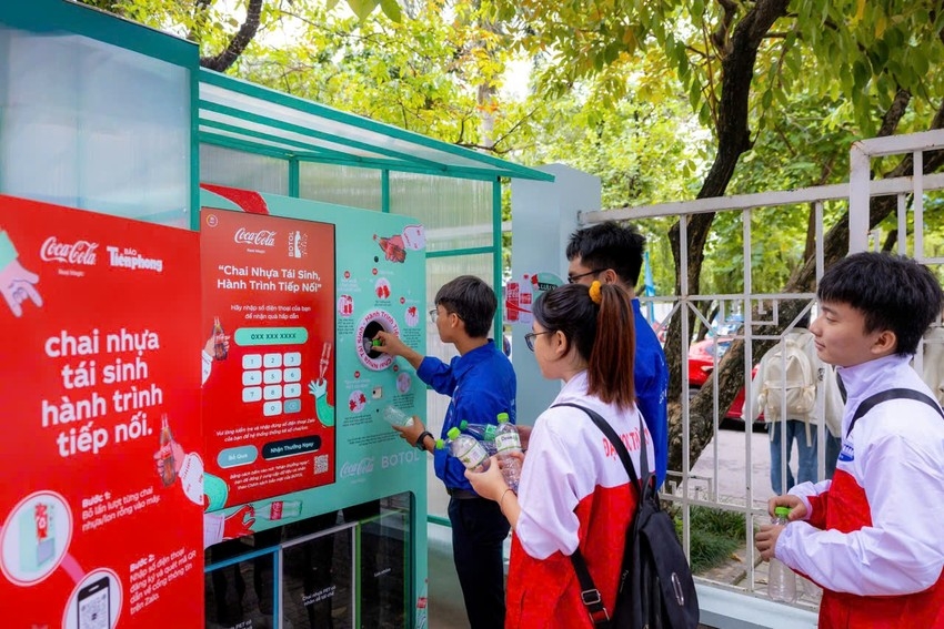 6 trường đại học, học viện trên địa bàn Hà Nội đã được lắp đặt máy thu gom tự động chai nhựa, lon nhôm. Ảnh minh hoạ