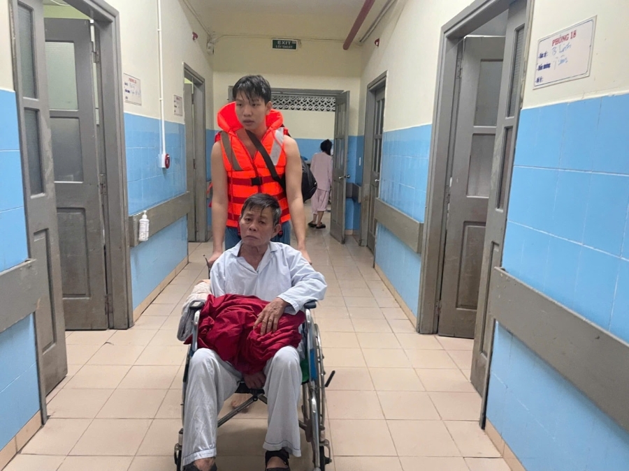 Đến hơn 23 giờ đêm, toàn bộ bệnh nhân và thiết bị y tế ở tầng 1 đã được di chuyển an toàn lên các tầng cao hơn. Giữa khung cảnh nước ngập sâu, ánh đèn pin hắt lên từng gương mặt căng thẳng nhưng đầy quyết tâm.