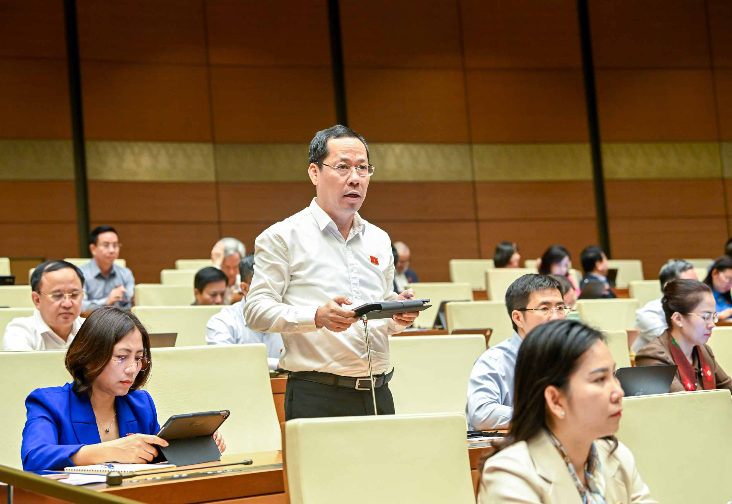 Đại biểu Trần Nhật Minh, đoàn Nghệ An: "Nếu người xả nhiều rác sẽ phải trả nhiều tiền hơn, họ sẽ có động lực để phân loại, giảm thiểu rác ngay từ đầu. Điều này cũng khuyến khích người dân tái sử dụng, tái chế và tiêu dùng bền vững".