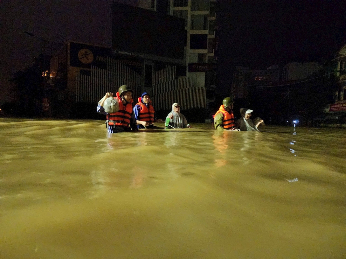 Hàng trăm cán bộ, chiến sĩ trắng đêm khẩn trương di dời người dân đến các điểm tránh trú