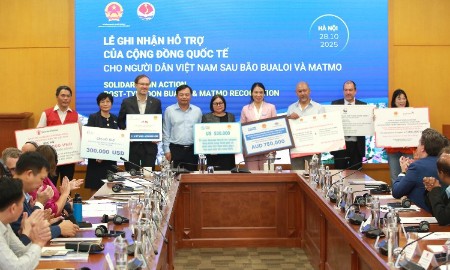 Thứ trưởng Nông nghiệp và Môi trường Nguyễn Hoàng Hiệp trao biểu trưng ghi nhận đóng góp của các đại sứ quán và tổ chức quốc tế cho công tác hỗ trợ người dân Việt Nam sau bão.