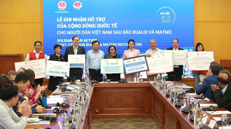 Thứ trưởng Nông nghiệp và Môi trường Nguyễn Hoàng Hiệp trao biểu trưng ghi nhận đóng góp của các đại sứ quán và tổ chức quốc tế cho công tác hỗ trợ người dân Việt Nam sau bão.