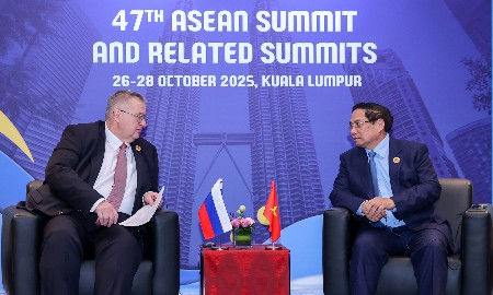 Thủ tướng Chính phủ Phạm Minh Chính đã có cuộc gặp với Phó Thủ tướng Nga Alexey Overchuk. Ảnh: VGP