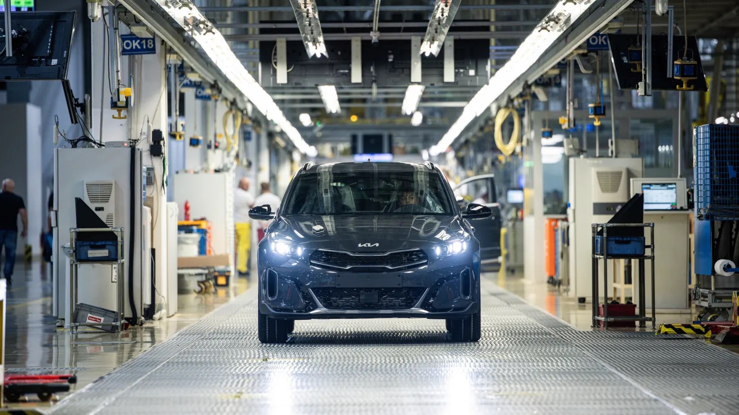 <i>Một chiếc ô tô Kia Sportage trong khu vực kiểm tra chất lượng tại nhà máy Kia Slovakia sro ở Zilina, Slovakia. Ảnh: Getty.</i>