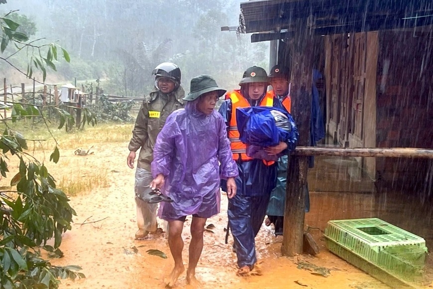 Bộ đội Biên phòng thành phố Huế sơ tán người dân đến nơi an toàn