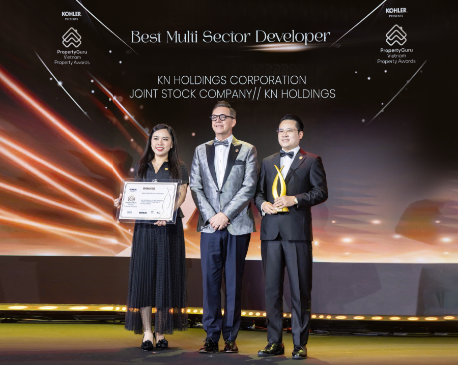 Ông Nguyễn Tuấn Anh – Phó Tổng giám đốc KN Holdings và bà Trần Thị Kim Anh – Giám đốc Truyền thông Đối ngoại KN Holdings đại diện doanh nghiệp nhận giải “Best Multi-Sector Developer”.