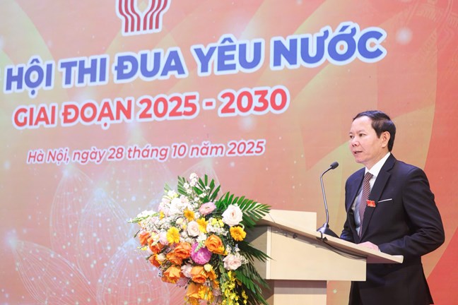 Ông Nguyễn Khắc Toàn, Viện trưởng Viện Đào tạo, bồi dưỡng cán bộ và Nghiên cứu khoa học (Ủy ban Trung ương Mặt trận Tổ quốc Việt Nam) trình bày tham luận tại Đại hội. Ảnh: Mặt trận.