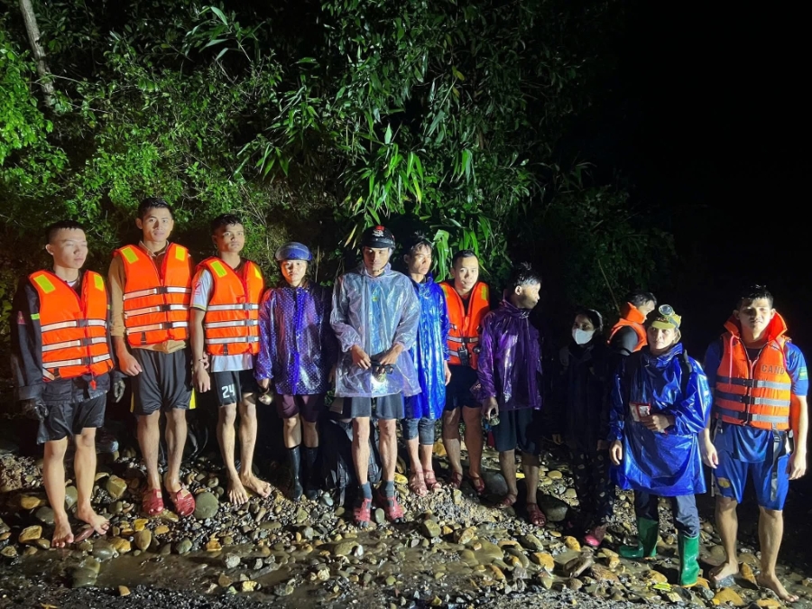 Toàn bộ 6 người dân được đưa về nơi an toàn, sức khỏe đã ổn định sau khi thoát khỏi rừng tràm ngập lũ và được lực lượng chức năng hỗ trợ trở về nhà an toàn