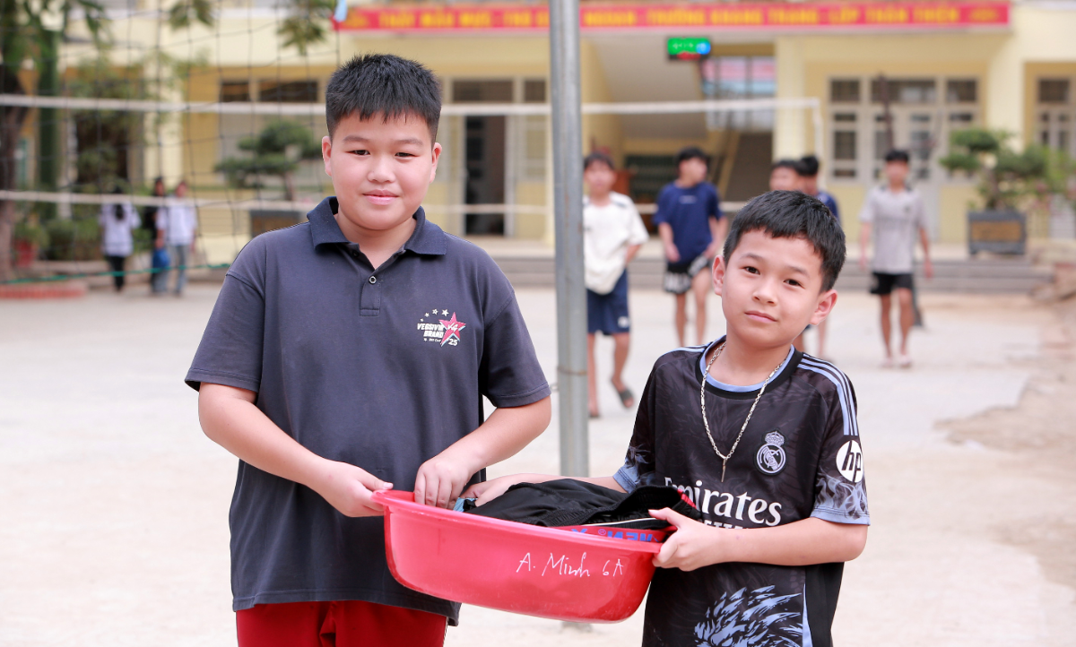 Dụng cụ sinh hoạt của học sinh được mang theo ra suối mỗi ngày