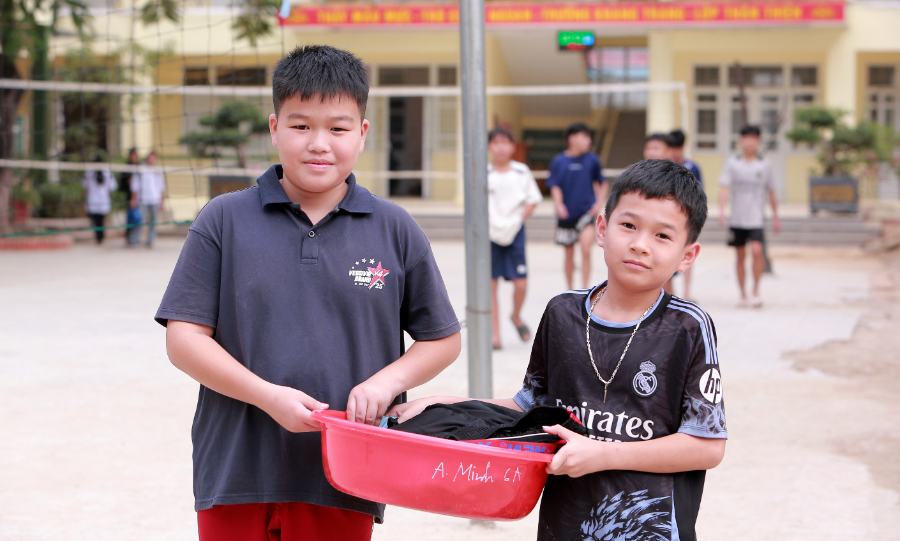 Dụng cụ sinh hoạt của học sinh được mang theo ra suối mỗi ngày