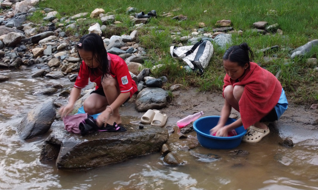 Thiếu nước sinh hoạt, hàng trăm học sinh Mường Lát phải ra suối tắm giặt