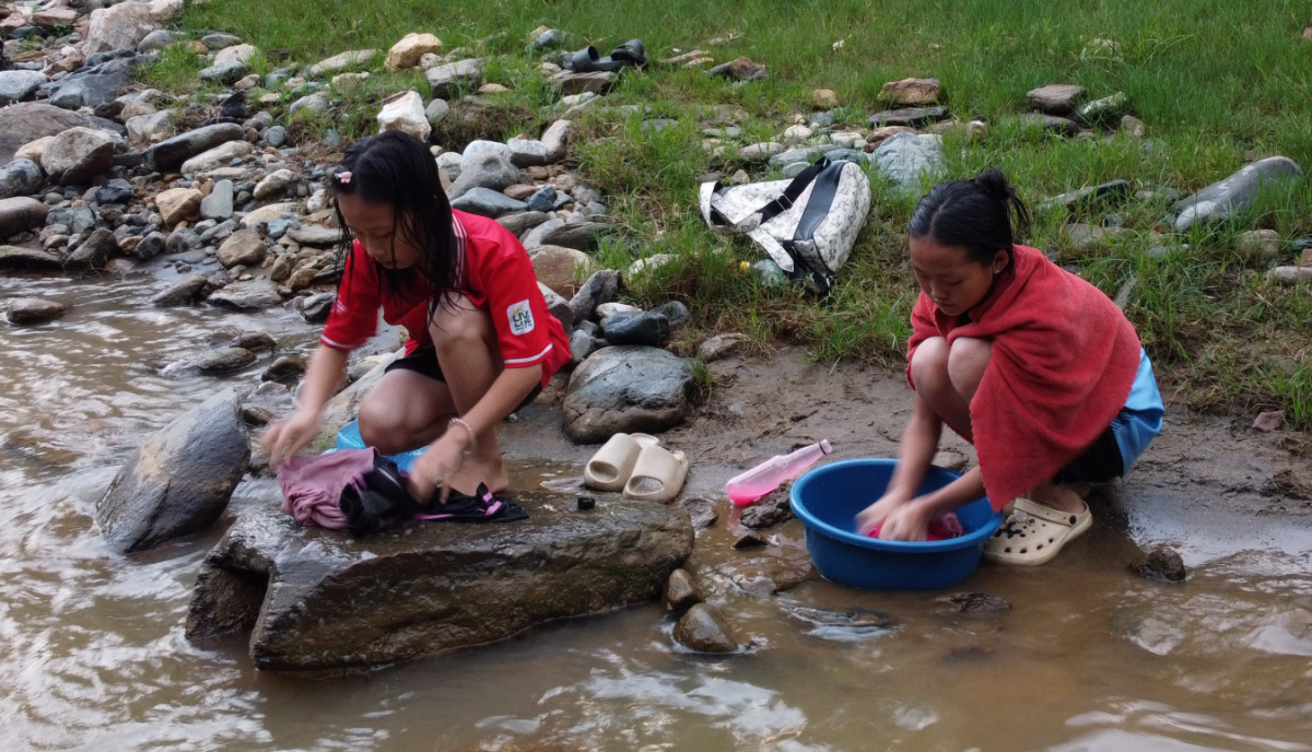 Thiếu nước sinh hoạt, các em học sinh phải đi bộ khoảng 700m ra suối Poong gần trường tắm giặt, vệ sinh cá nhân.