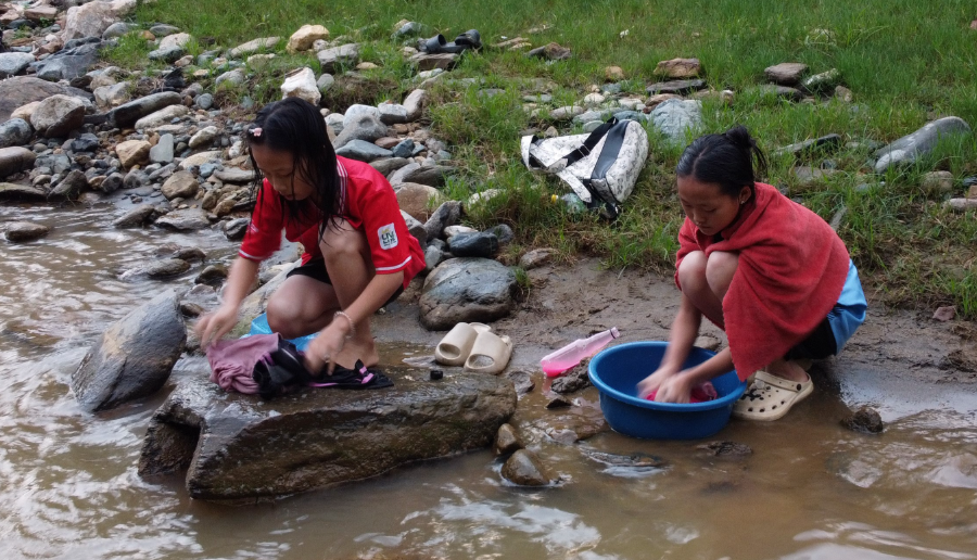 Thiếu nước sinh hoạt, các em học sinh phải đi bộ khoảng 700m ra suối Poong gần trường tắm giặt, vệ sinh cá nhân.