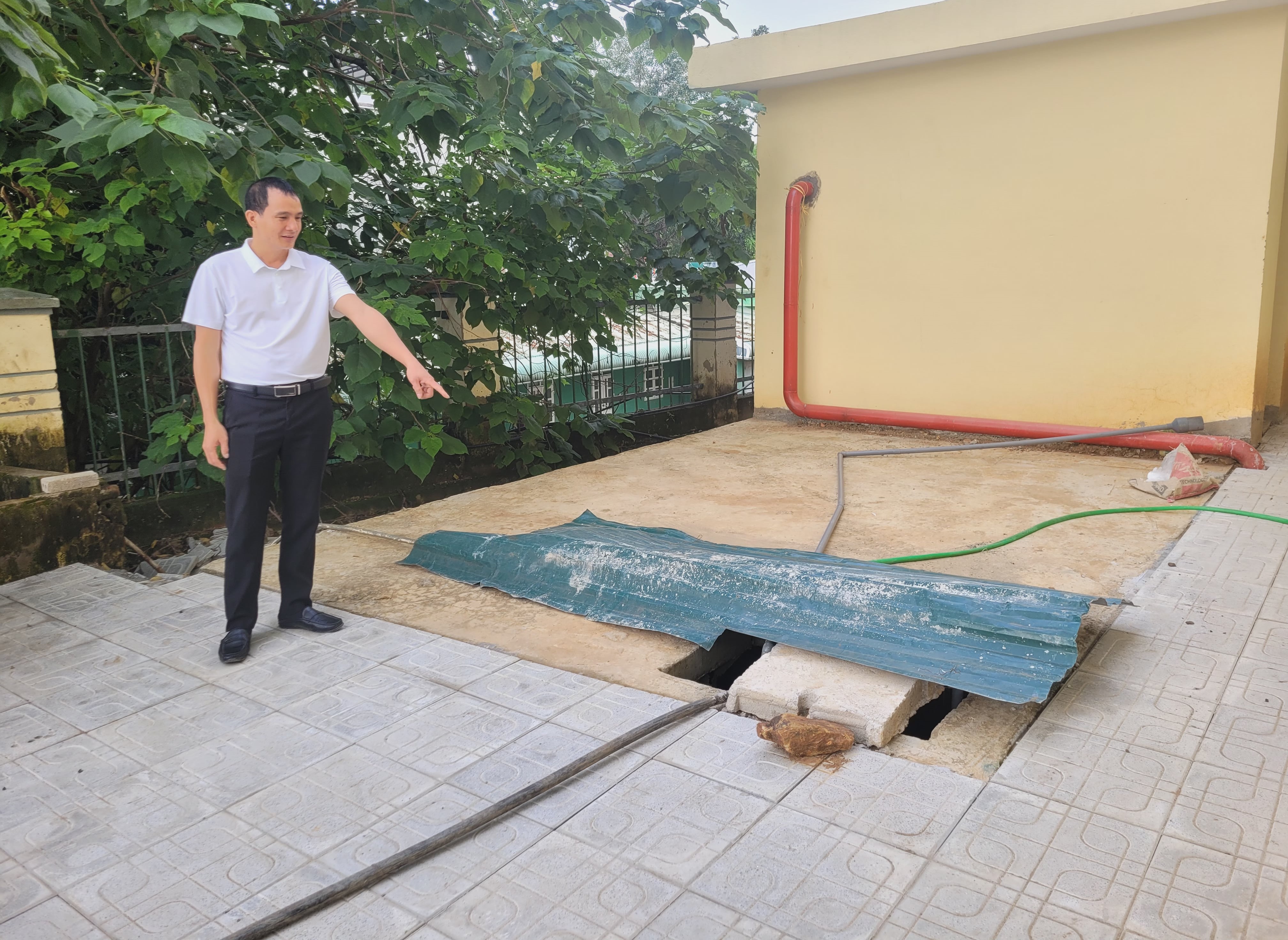 Trong lúc chờ đợi, nhà trường chủ động khoan thêm hai giếng mới với kinh phí 53 triệu đồng, song lượng nước ít ỏi chỉ đủ dùng cho nấu ăn và vệ sinh. Còn toàn bộ nhu cầu tắm giặt của hàng học sinh vẫn phải phụ thuộc vào suối Poong