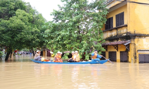 Gần 200.000 hộ dân tại Huế mất điện do bão lũ