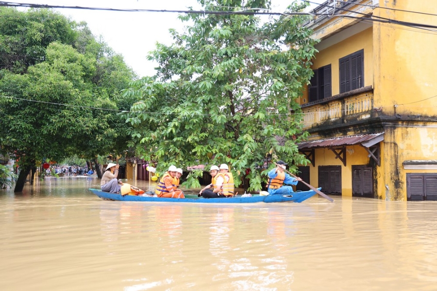 Tổng công ty Điện lực miền Trung kiểm tra, khắc phục sự cố về điện do mưa lũ