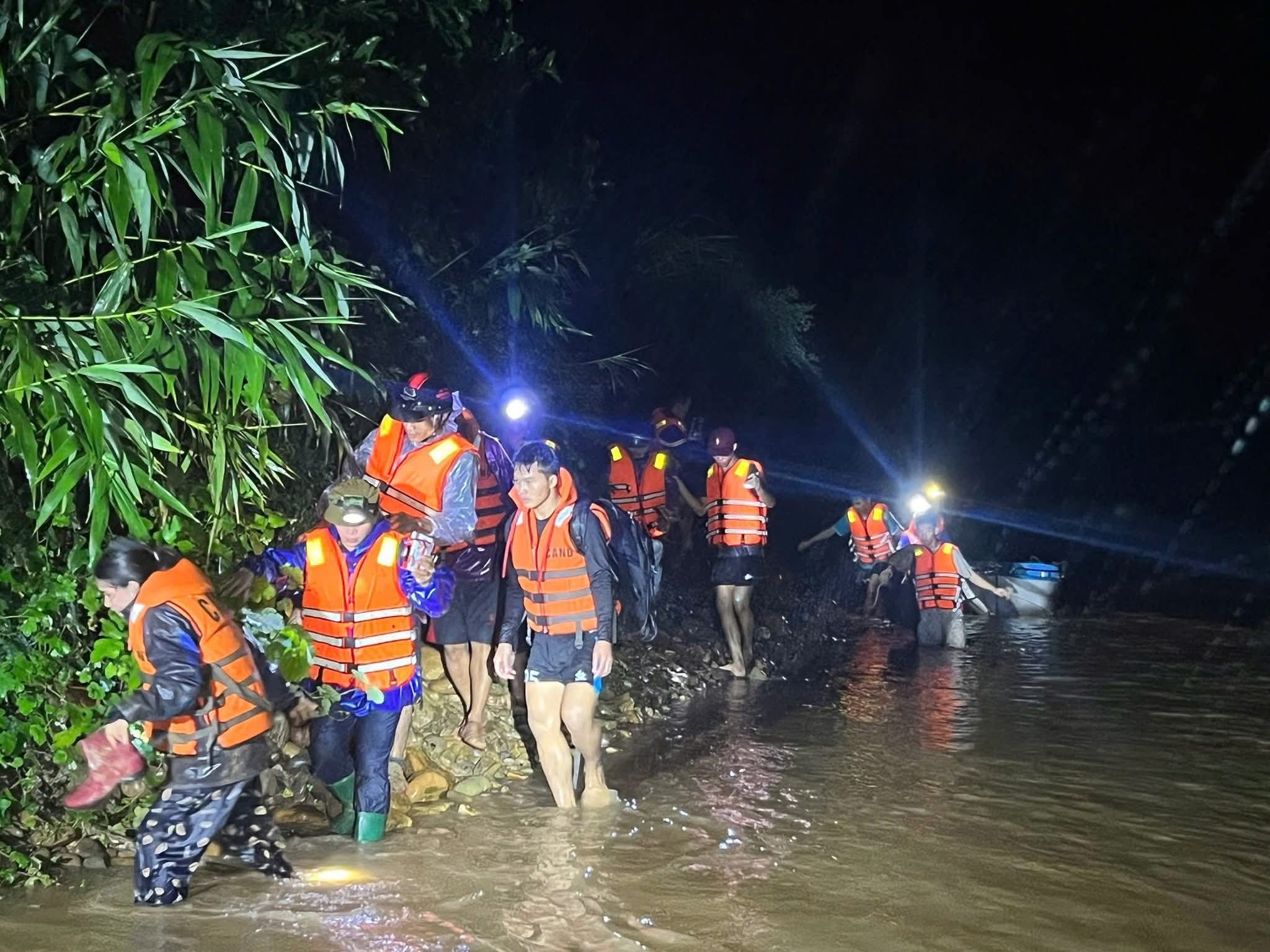 Cuộc giải cứu diễn ra khẩn trương để đưa 6 người dân ra khỏi vùng nguy hiểm.