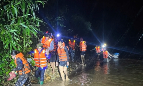 Quảng Trị: Lực lượng cứu hộ giải cứu 6 người dân bị cô lập trong lũ dữ 