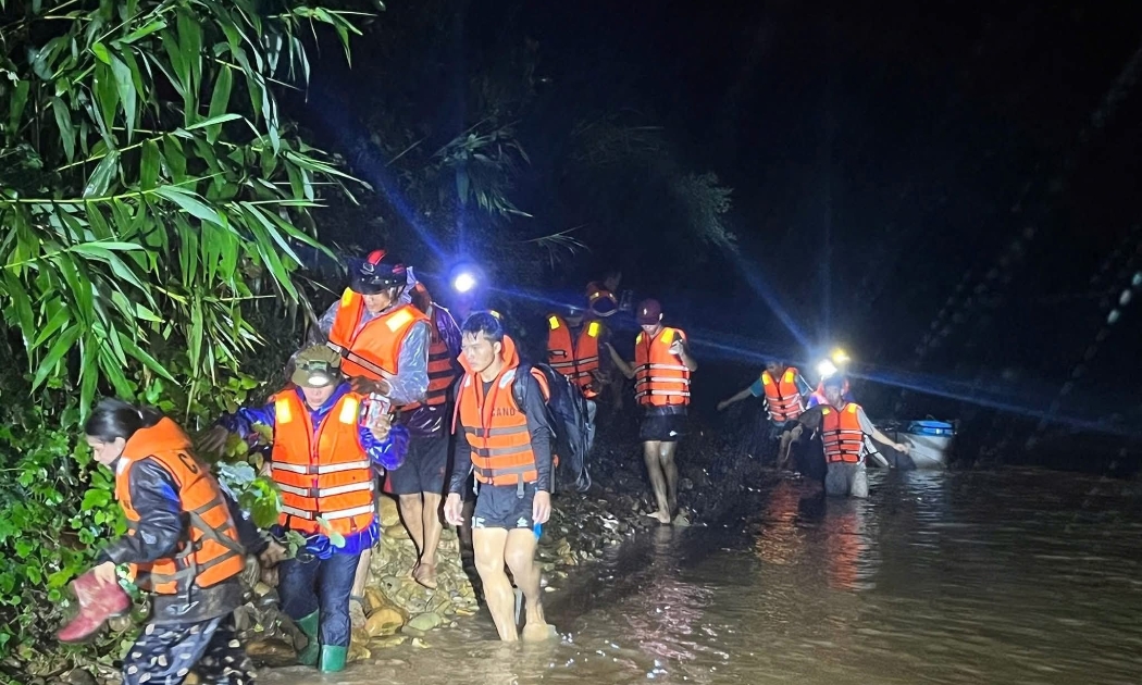 Cuộc giải cứu diễn ra khẩn trương để đưa 6 người dân ra khỏi vùng nguy hiểm.