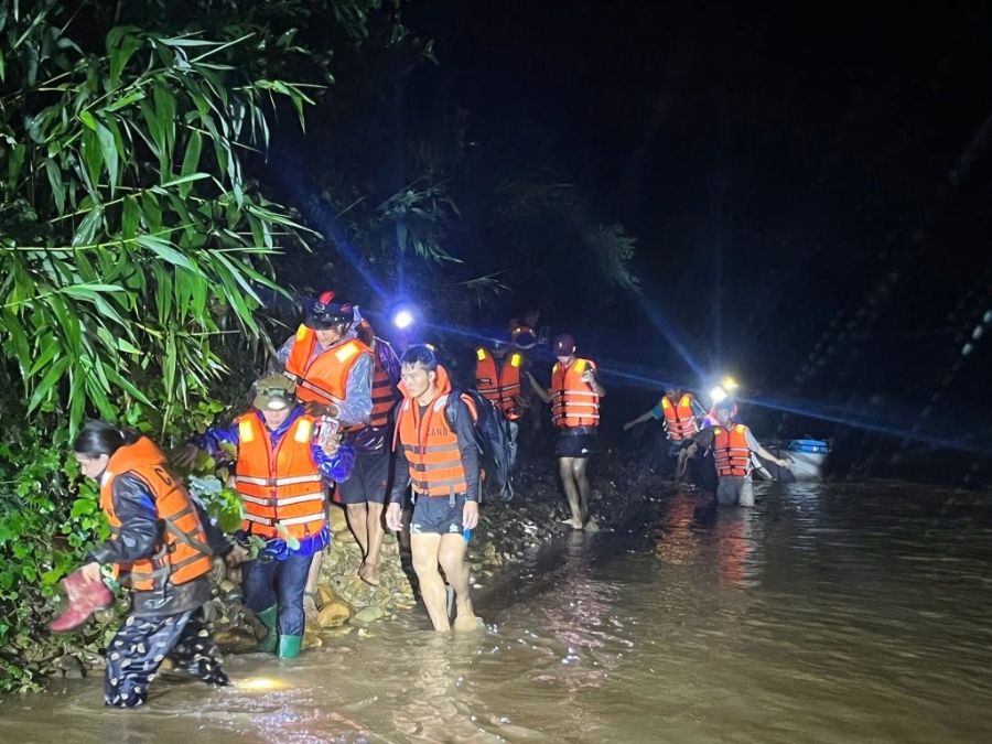 Cuộc giải cứu diễn ra khẩn trương để đưa 6 người dân ra khỏi vùng nguy hiểm.