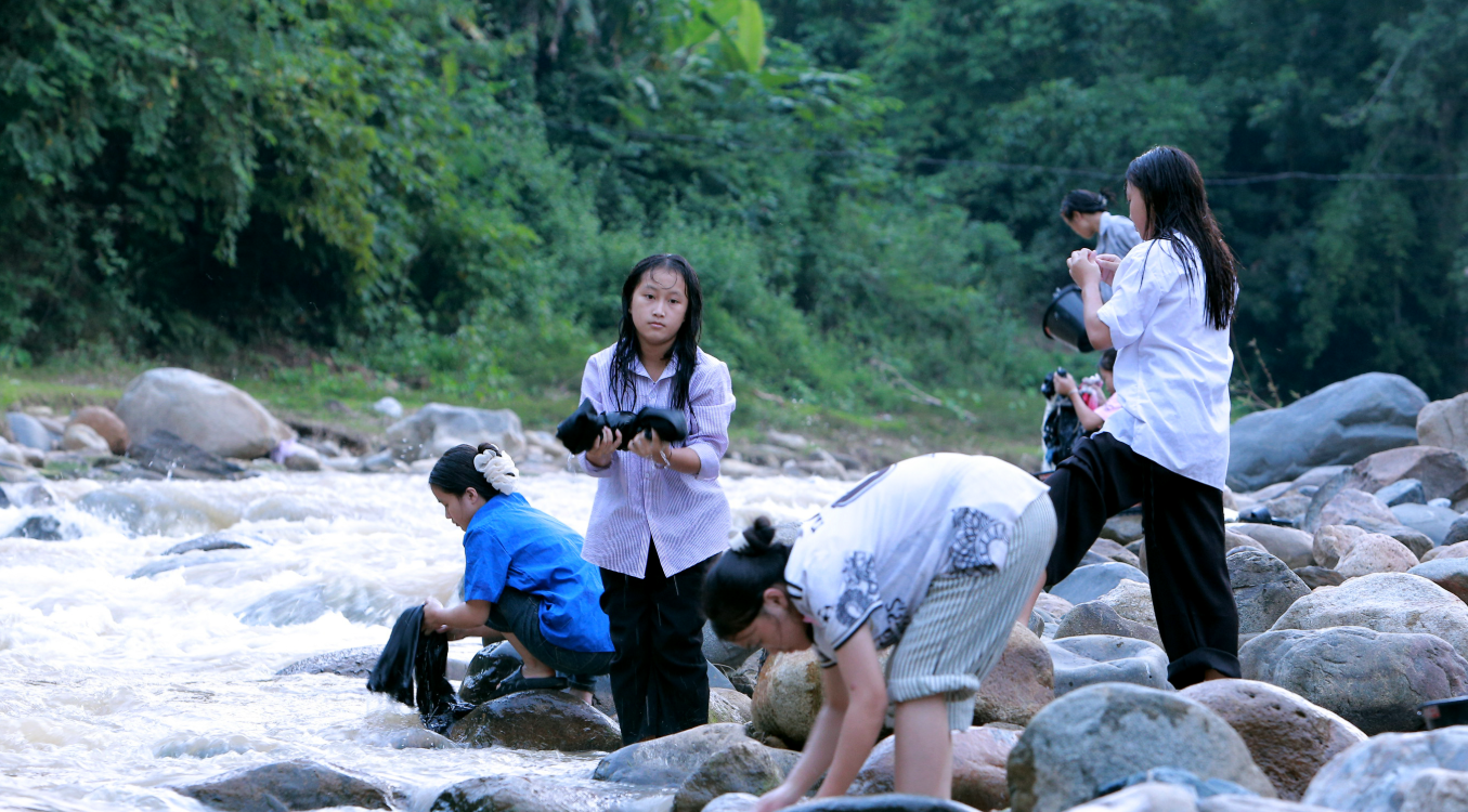 Các em phải đi bộ khoảng 700m ra suối Poong gần trường tắm giặt, vệ sinh cá nhân