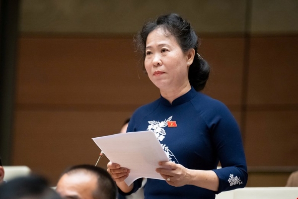 Đại biểu Tô Ái Vang, Đoàn đại biểu Quốc hội thành phố Cần Thơ phát biểu tại phiên họp. Ảnh: Quốc hội.