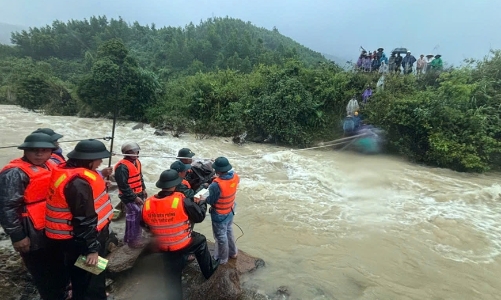 [Video]: Khẩn cấp cứu trợ lương thực cho người dân bị cô lập vùng biên giới ở Huế