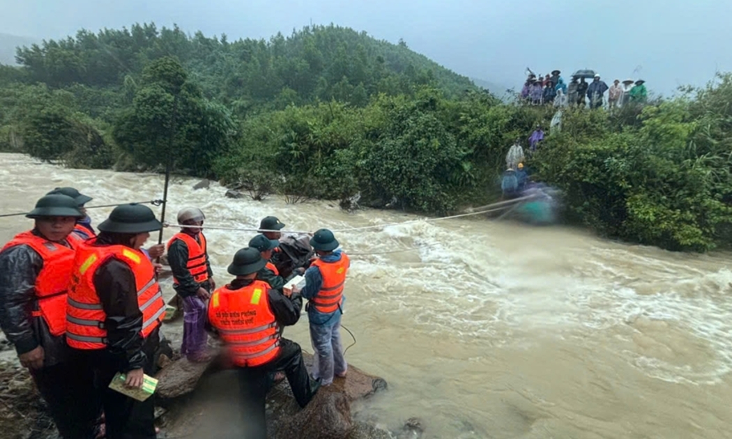 [Video]: Khẩn cấp cứu trợ lương thực cho người dân bị cô lập vùng biên giới ở Huế