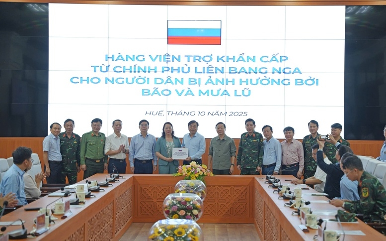 Phó Thủ tướng Trần Hồng Hà chứng kiến lễ trao hàng cứu trợ khẩn cấp từ Chính phủ Liên bang Nga và Tổ chức Action Aid cho bà con nhân dân bị ảnh hưởng bởi mưa lũ, ngập lụt tại thành phố Huế&nbsp;