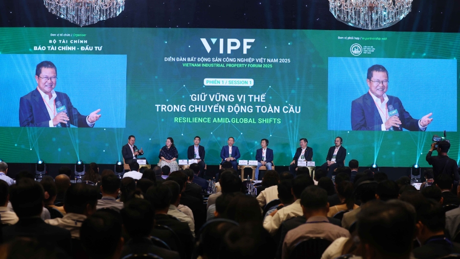 Các chuyên gia, doanh nghiệp thảo luận tại phiên tọa đàm trong khuôn khổ Diễn đàn.