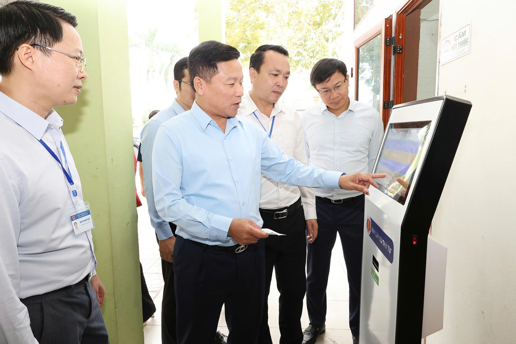 Ngày 28/10, Phó Chủ tịch UBND tỉnh Nghệ An Hoàng Phú Hiền đến kiểm tra việc vận hành và chất lượng phục vụ người dân và doanh nghiệp tại Trung tâm phục vụ hành chính công xã Quỳnh Sơn