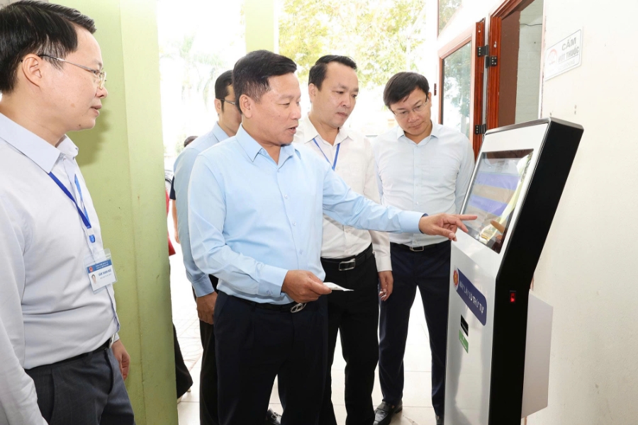 Ngày 28/10, Phó Chủ tịch UBND tỉnh Nghệ An Hoàng Phú Hiền đến kiểm tra việc vận hành và chất lượng phục vụ người dân và doanh nghiệp tại Trung tâm phục vụ hành chính công xã Quỳnh Sơn