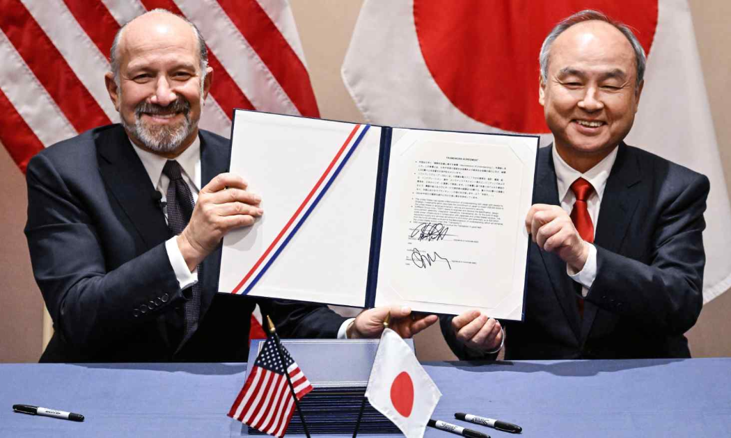 Bộ trưởng Thương mại Mỹ Howard Lutnick và CEO SoftBank Group Masayoshi Son tại lễ ký kết thỏa thuận đầu tư diễn ra ngày 28/10 tại Tokyo - Ảnh: Nikkei Asia