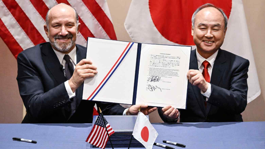 Bộ trưởng Thương mại Mỹ Howard Lutnick và CEO SoftBank Group Masayoshi Son tại lễ ký kết thỏa thuận đầu tư diễn ra ngày 28/10 tại Tokyo - Ảnh: Nikkei Asia