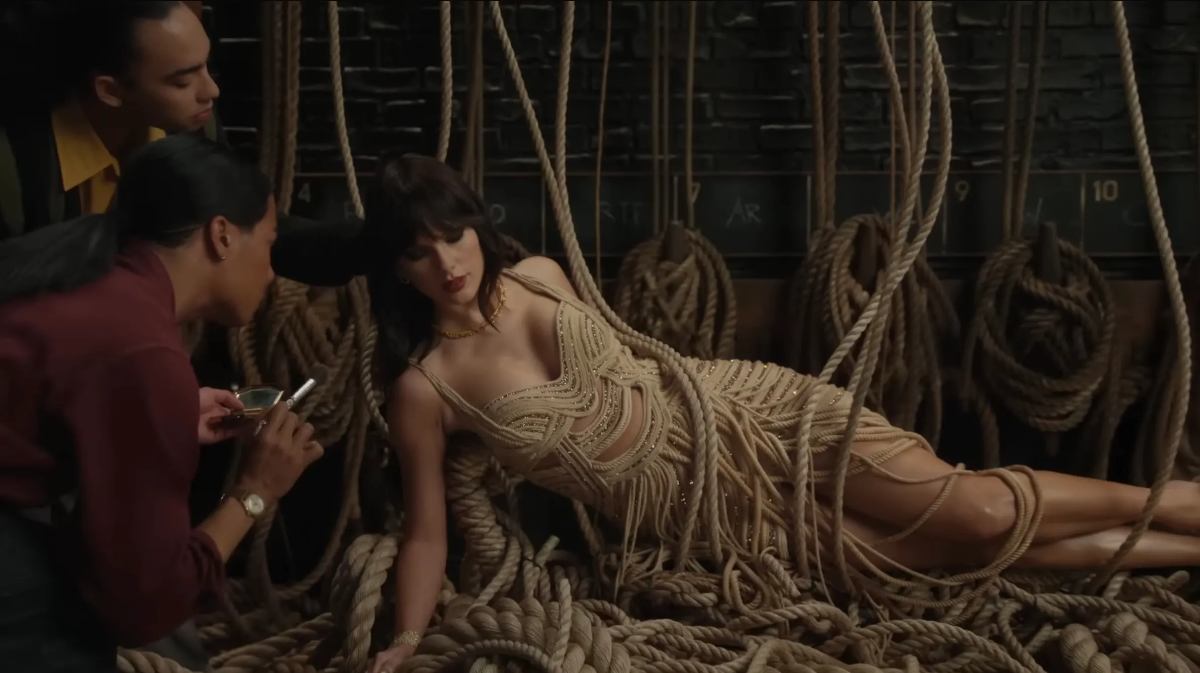 Trang phục mà Taylor Swift diện trong MV "The Fate of Ophelia" có thể xuất hiện tại các bữa tiệc Halloween năm nay.