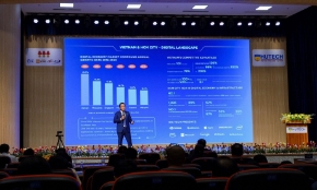 Ảnh 2: Ông Đặng Tùng Sơn, Phó Chủ tịch SVP/Giám đốc Chiến lược Tập đoàn trình bày Tham luận “Các sáng kiến Chuyển đổi AI của CMC: Hợp tác và Đồng sáng tạo tại SHTP”