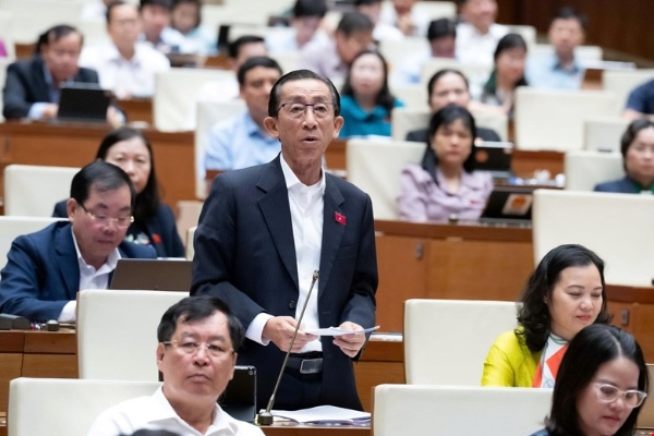 Đại biểu Trần Hoàng Ngân, Đoàn đại biểu Quốc hội Thành phố Hồ Chí Minh phát biểu. Ảnh: Quốc hội.