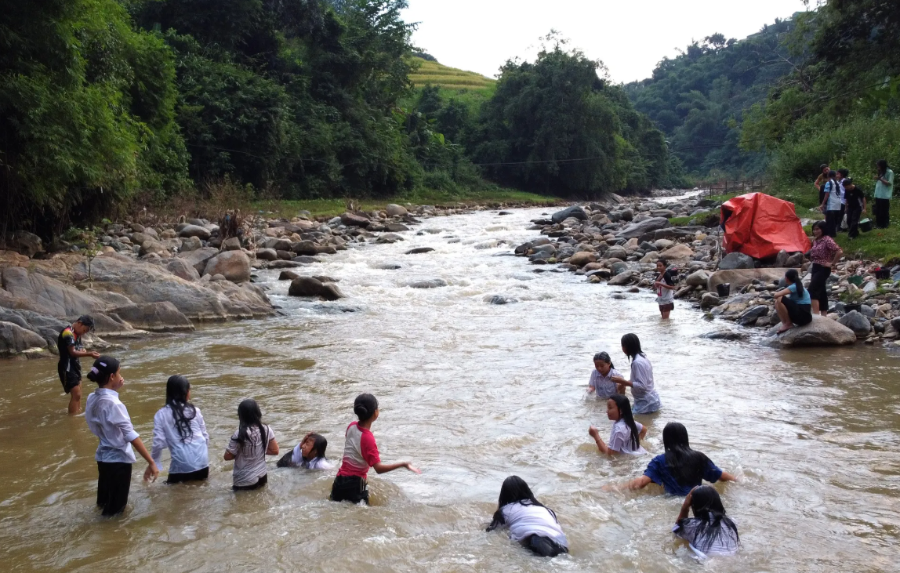 Các thầy cô dẫn học sinh ra suối Poong tắm giặt hằng ngày