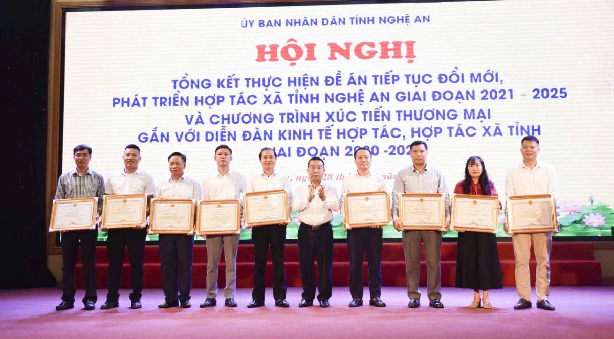 Phó Chủ tịch UBND tỉnh Nghệ An Nguyễn Văn Đệ trao tặng Bằng khen của UBND tỉnh cho các cá nhân. Ảnh: Phương Thúy