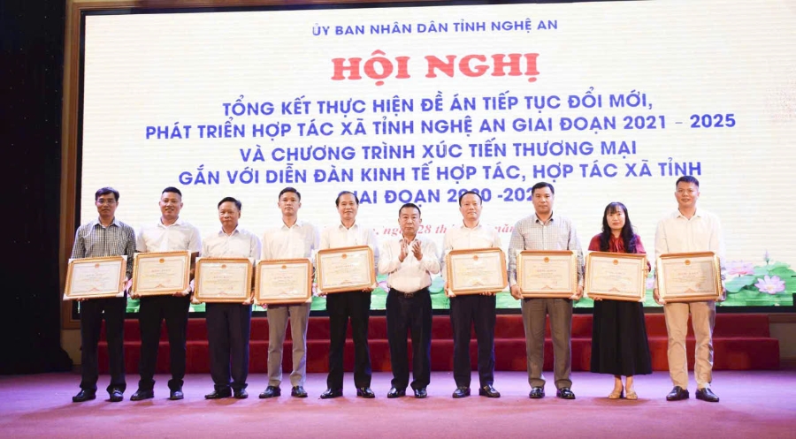 Phó Chủ tịch UBND tỉnh Nghệ An Nguyễn Văn Đệ trao tặng Bằng khen của UBND tỉnh cho các cá nhân. Ảnh: Phương Thúy