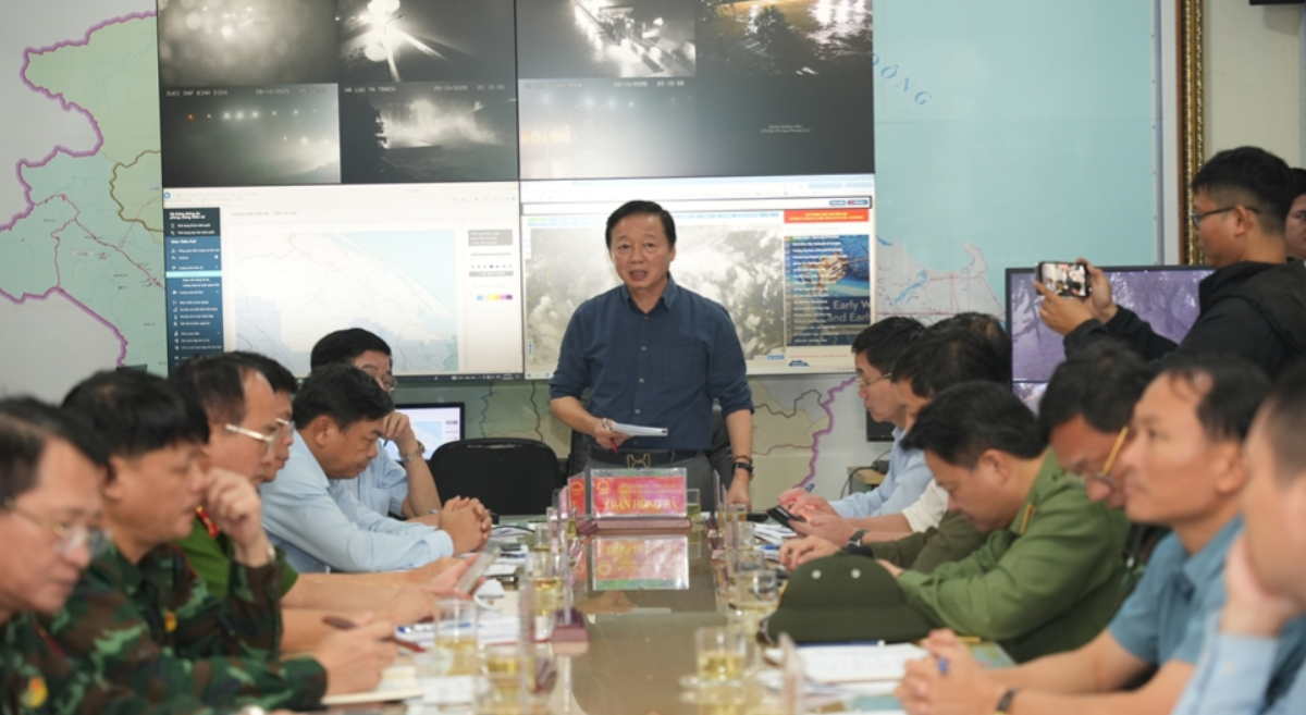 Phó Thủ tướng đã làm việc với Ban Chỉ huy phòng thủ dân sự thành phố Huế