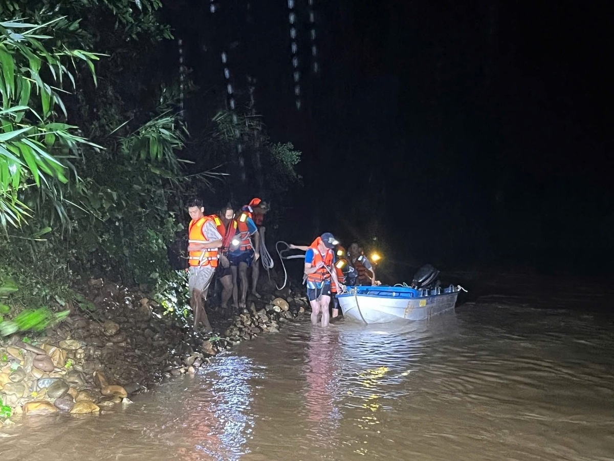 Ca nô chuyên dụng được huy động để đưa người dân ra khỏi vùng lũ