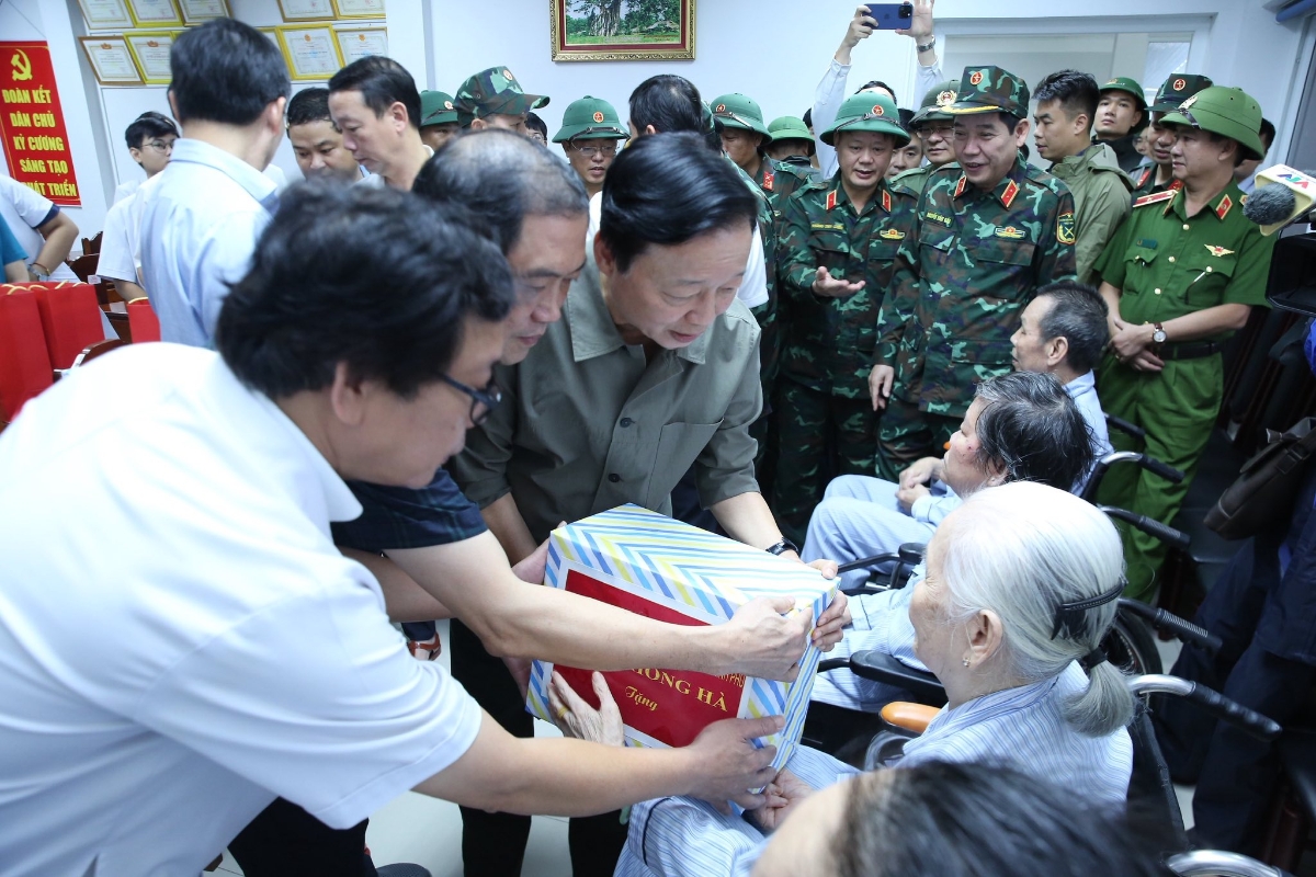 Phó Thủ tướng tặng quà, động viên các bệnh nhân