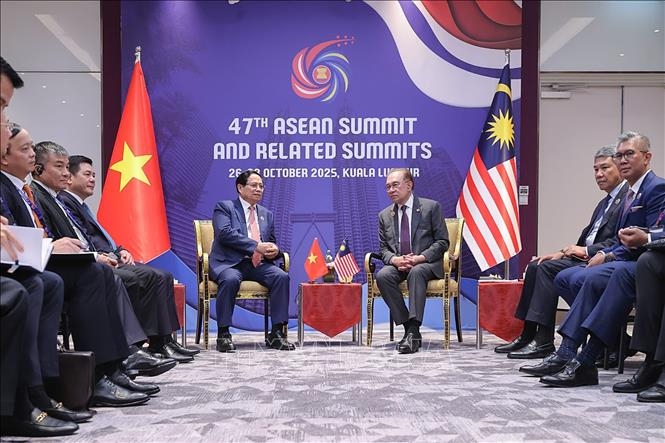 Thủ tướng Phạm Minh Chính gặp Thủ tướng Malaysia Anwar Ibrahim, Chủ tịch ASEAN 2025. Ảnh: TTXVN