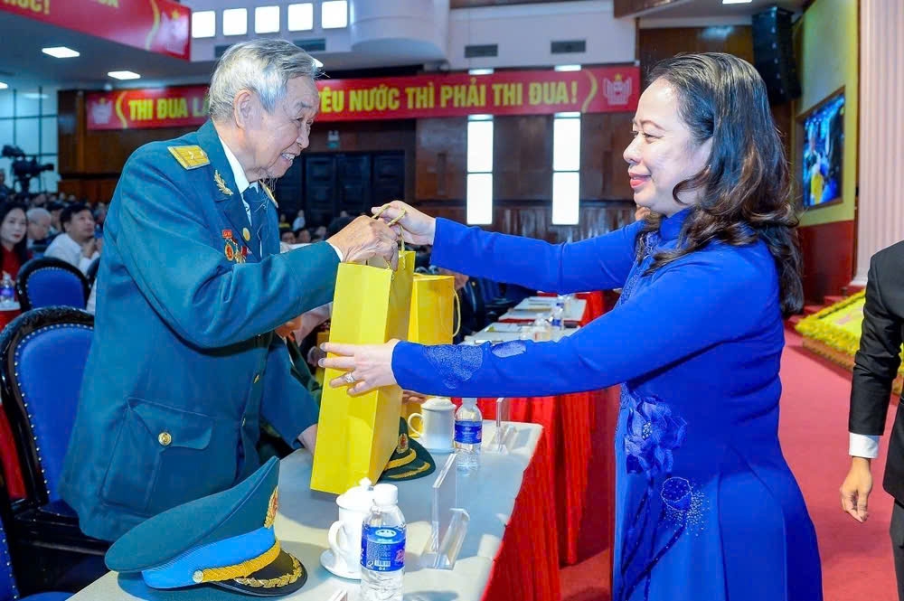 Phó Chủ tịch nước Cộng hòa xã hội chủ nghĩa Việt Nam Võ Thị Ánh Xuân tặng quà tri ân  Anh hùng lực lựng vũ trang Đỗ Văn Chuyền.