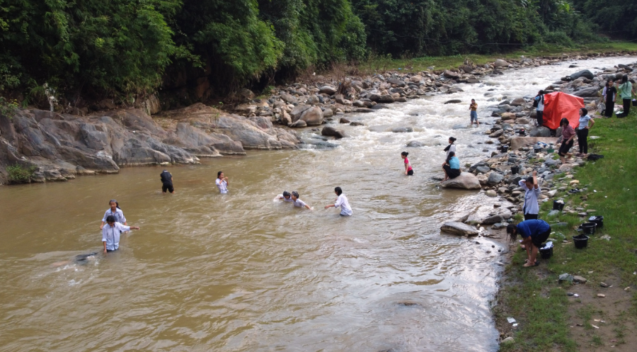 Cô giáo Nguyễn Thị Thanh chia sẻ, những ngày suối chảy êm, việc tắm giặt của học sinh còn tạm ổn, nhưng chỉ cần sau một trận mưa lớn, nước đục ngầu và chảy xiết, các thầy cô phải có mặt từ sớm để ngăn không cho các em xuống suối. “Chỉ một phút lơ là thôi, hậu quả có thể rất khó lường,” cô Thanh nghẹn giọng nói.